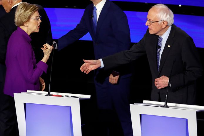 Toen de kandidaten na het debat nog even met elkaar praatten vooraleer ze het podium verlieten, weigerde Warren Sanders een hand te geven. De beelden daarvan deden meteen de ronde op Twitter.