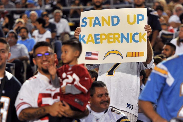  Een fan van de San Francisco 49ers kan de protestactie van zwarte speler Kaepernick niet smaken. Niet rechtstaan voor de Amerikaanse vlag wordt als een belediging van de oorlogsveteranen gezien. Beeld Orlando Ramirez-USA TODAY Sports