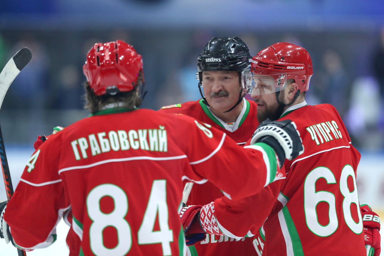 De Wit-Russische president Aleksandr Loekasjenko (midden) deed afgelopen weekeinde gewoon mee aan een ijshockey-wedstrijd. Beeld via REUTERS
