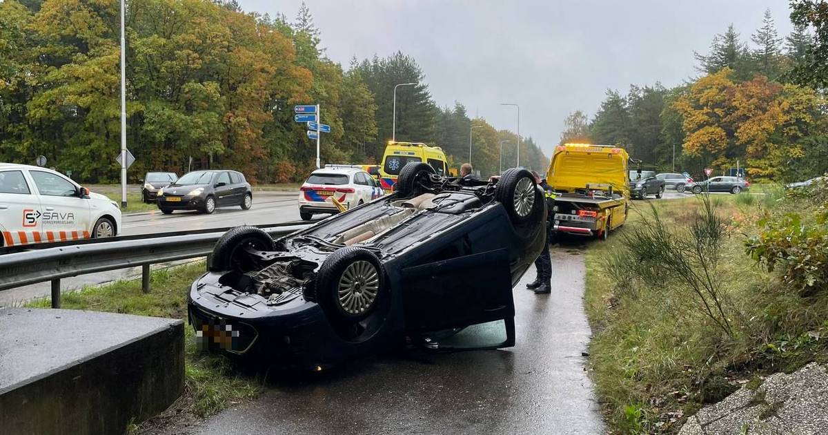 Auto belandt in het water langs N243 na kop-staartbotsing.
