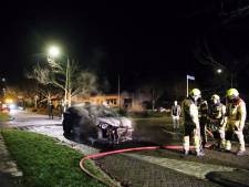 Auto vliegt in brand door botsing met houten paal