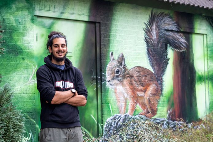 Graffitiartiest Vincent William, alias 'Combo' heeft het vervallen huisje bij de Ericalaan Ede weer kleur gegeven.