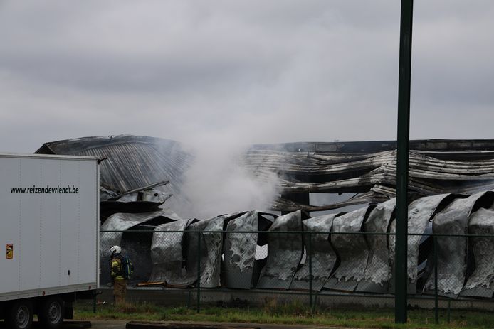 Het bedrijf werd volledig in de as gelegd door de zware brand.