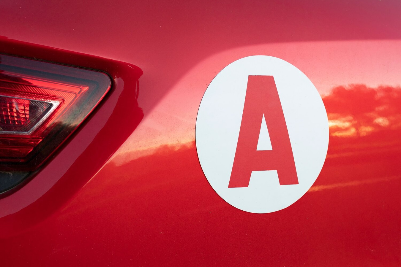Waarom auto’s met een rode A in Frankrijk vaak langzamer rijden dan het overige verkeer Foto
