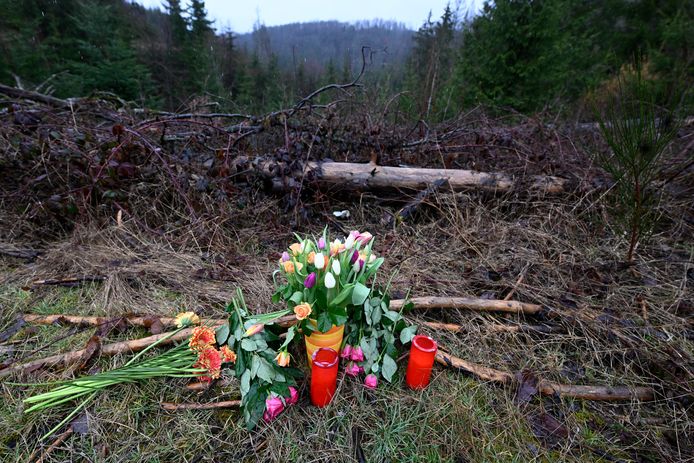 Bloemen en kaarsen werden geplaatst bij de plek waar het meisje werd gevonden.