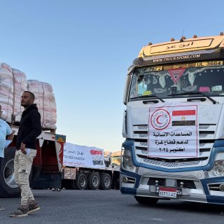 Israël laat fractie van afgesproken noodhulp door in Gaza, Hamas kan overleden gijzelaars niet vinden