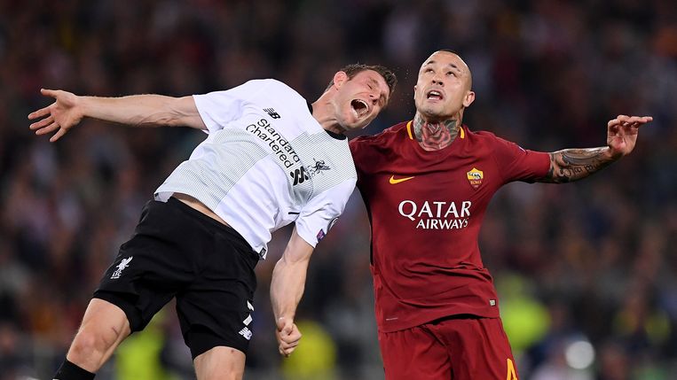 ► Liverpool-speler James Milner gaat fel in duel met Radja Nainggolan. Beeld REUTERS