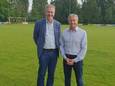 Voorzitter Marc Van Britsom (rechts) van voetbalclub Herleving Sint-Pauwels samen met schepen Pascal Buytaert
