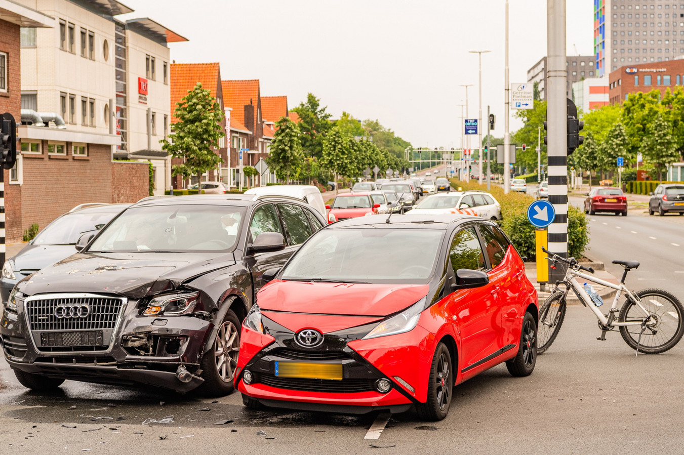 auto's op elkaar gebotst in Tilburg, | Foto | bd.nl