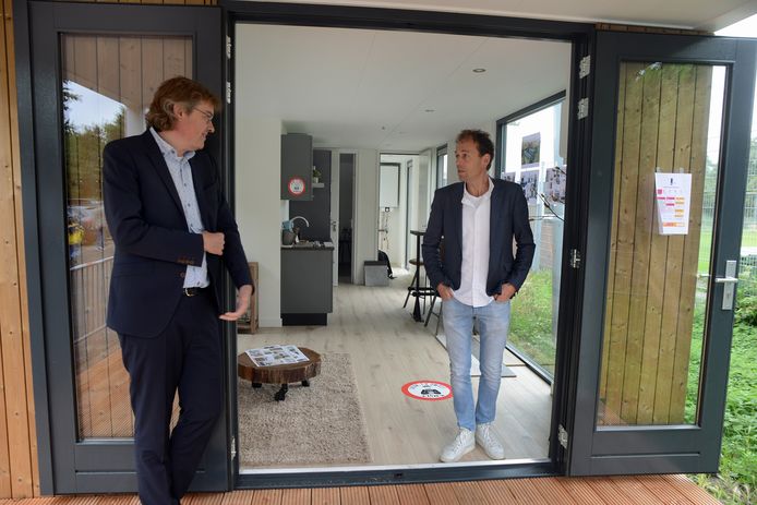 Wethouder Daniël Joppe (l) en Zeeuwlanddirecteur Marco van der Wel bij een van de eerste tiny houses in Renesse. De 24 die nu aan de Laône staan, zijn eind 2020 geplaatst en mogen er vijftien jaar blijven staan. Er komen straks twaalf huisjes bij.