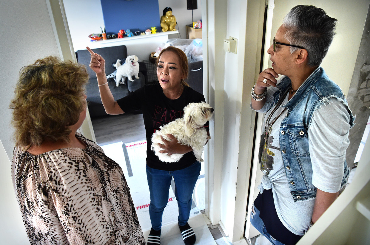 Briggitte (rechts) en Martie (links) horen klachten van medebewoners aan, proberen die op te lossen. Beeld Marcel van den Bergh