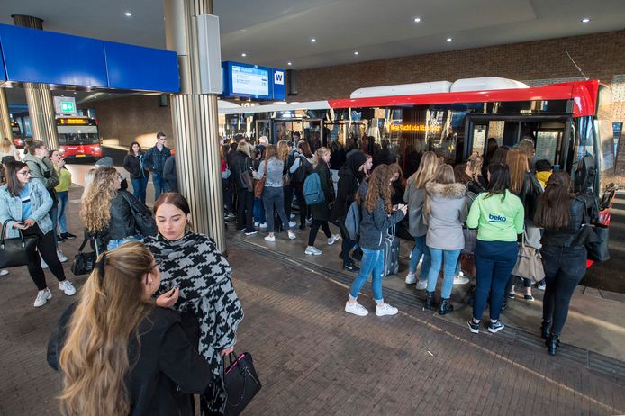 Volgens de leiding van Arriva is de busuitval een tijdelijk probleem dat zich vooral in september voordoet als de drukte op de busstations - zoals hier in Breda - toeneemt en er meer ritten verreden worden.