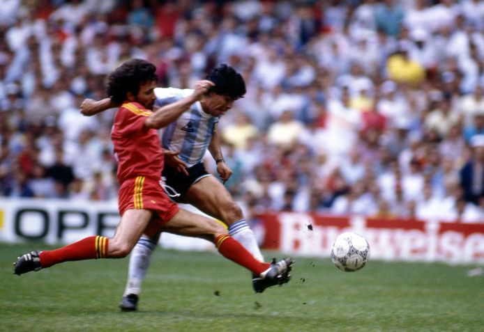 Eric Gerets probeert een schot van Diego Maradona af te blokken, in de halve finale van het WK.