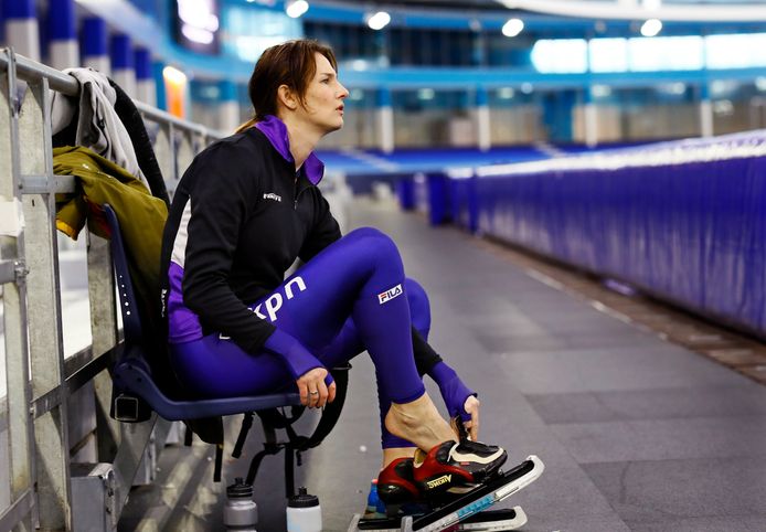 Lisette van der Geest maakt zich klaar voor haar 10.000 meter.