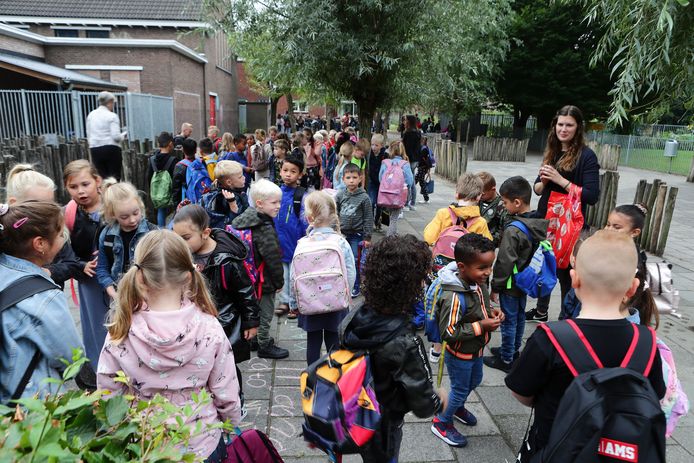 De kinderen van basisschool J.P. Waale in Gorinchem mogen weer naar school.