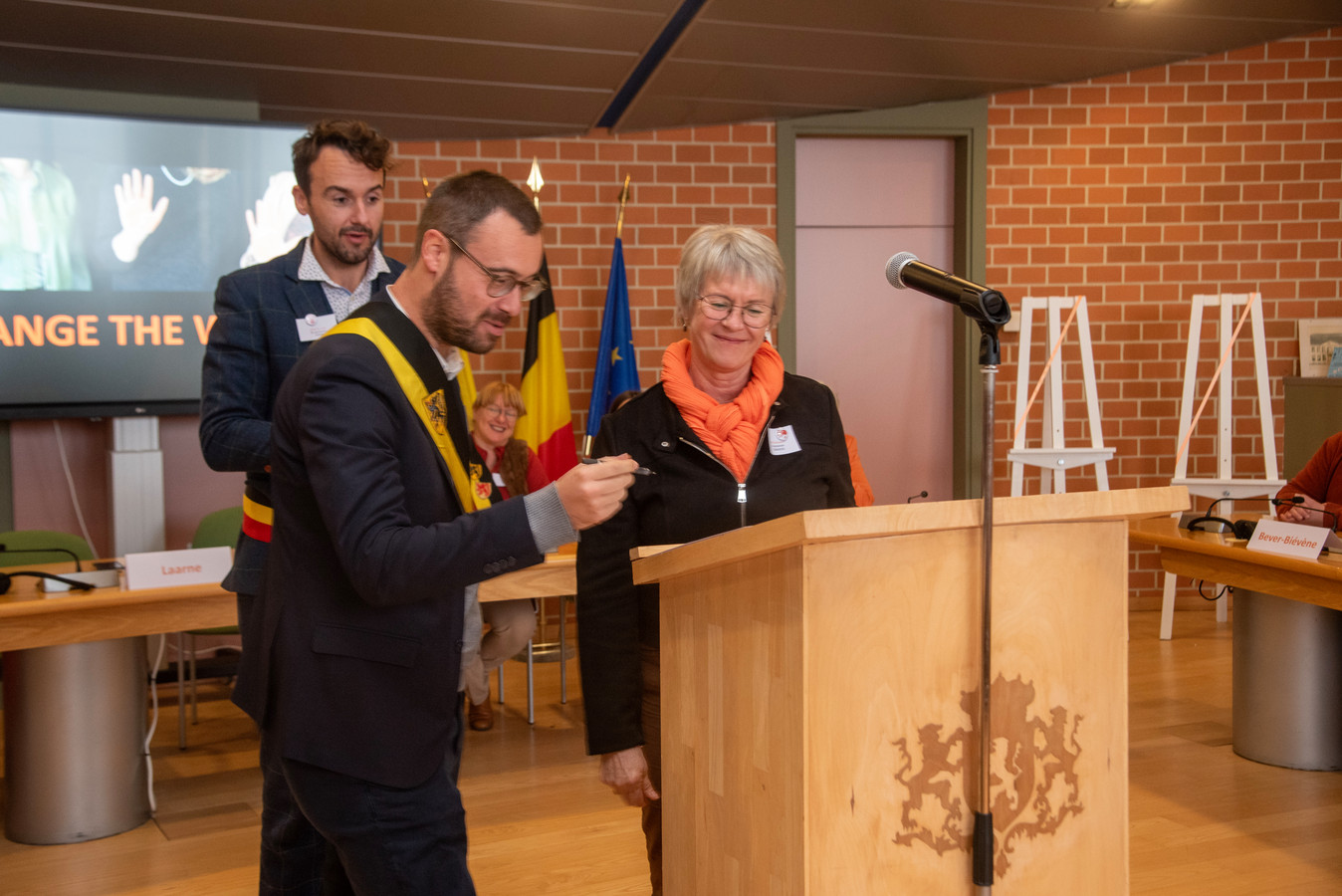 Laarne en 10 andere gemeentes herstellen heksen in ere “Geen