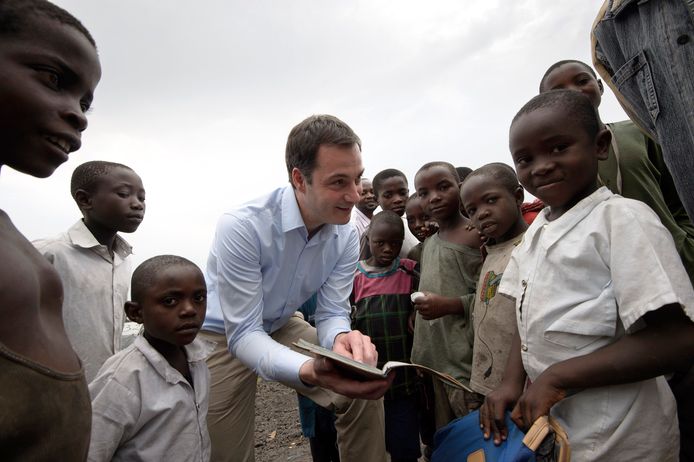 Alexander De Croo op bezoek bij een Congolees vluchtelingenkamp in Mugunga (Goma) in 2015.