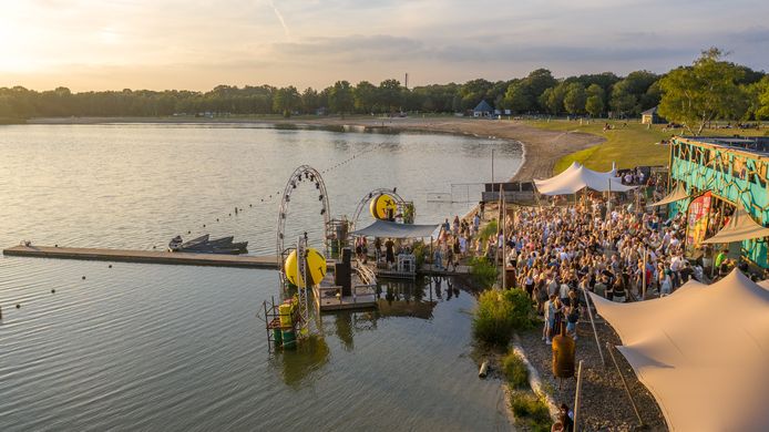 Bij Beachclub MEER aan 't Hilgelo werd onlangs, voor het eerst in 1,5 jaar weer feest gevierd met een grote groep mensen.