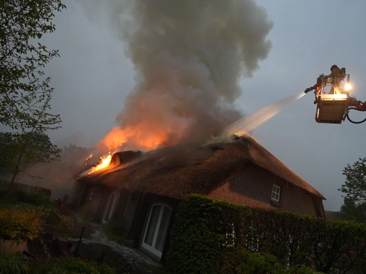 Langgevelboerderij in Lierop gaat verloren door uitslaande brand na blikseminslag