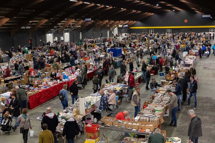 Terug van weggeweest in de Zwolse IJsselhallen: de vlooienmarkt. Voor zolang het duurt want op deze locatie is woningbouw voorzien.