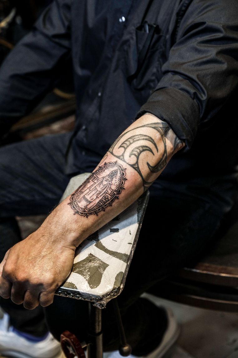 Henk Schiffmacher zet sinterklaastattoo in Amsterdamse Nicolaasbasiliek