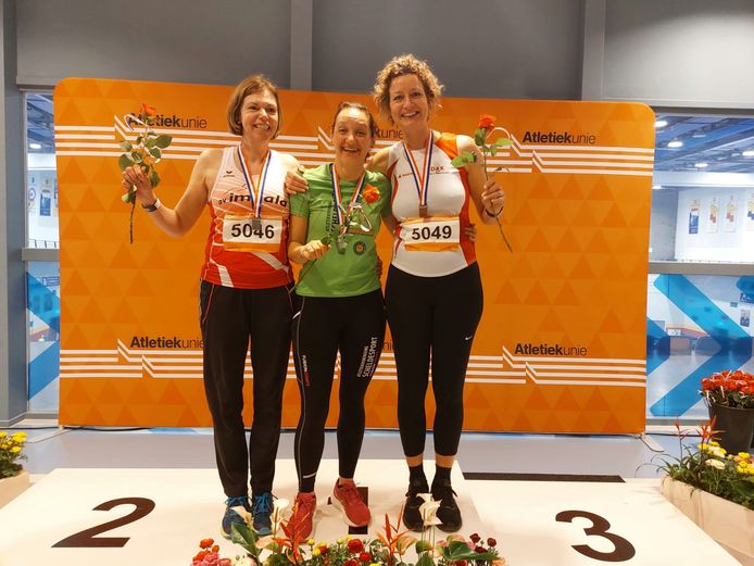 Patricia Dieleman op het podium, na goud op de 60 meter D50.