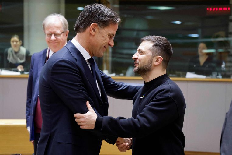 Zelensky schudt de hand van Mark Rutte.  Beeld AFP