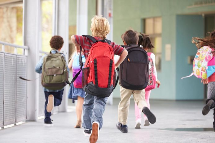 Schoolkinderen rennen door de gangen.