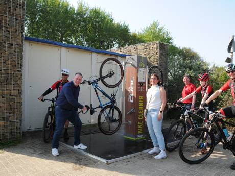 Uitkomst voor mtb’ers, de eerste openbare bike cleaner van Zeeland staat in Burgh-Haamstede
