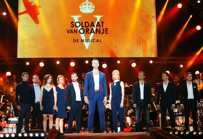 De cast van De soldaat van Oranje de tijdens de Musical Sing-a-Long.