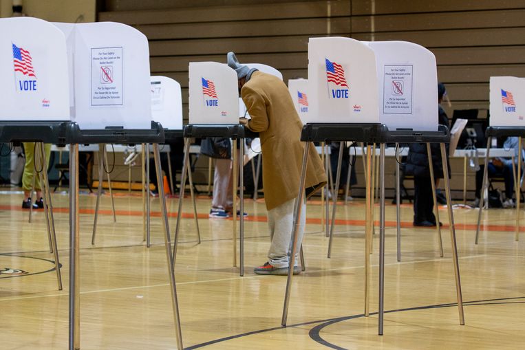 Een persoon brengt zijn stem uit in een stemhokje in Lanham, Maryland, op 30 oktober 2020.  Beeld EPA