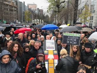 23 jaar na witte mars verzamelen 400 mensen voor zwarte mars door Brussel: “Dit is nog maar het begin”