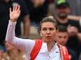 Oud-kampioene Simona Halep pijnlijk onderuit in Parijs, Iga Swiatek wel verder