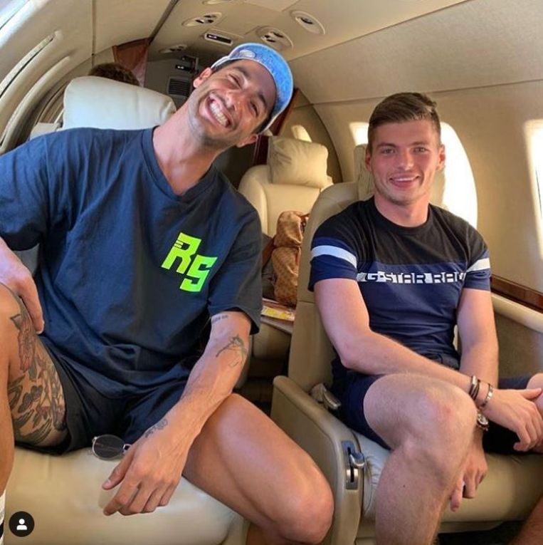 Max Verstappen in een vliegtuig. Beeld Instagram