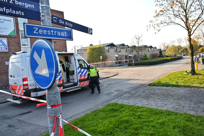 De politie heeft de weg afgesloten.
