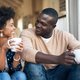 7 manieren om je partner thuis met een leuke date te verrassen