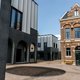 De Kunstwerf is een modern makershuis dat zich sierlijk tussen de oude gebouwen plooit