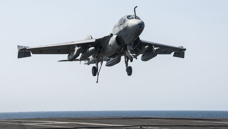 Een Amerikaanse straaljager keert terug van een missie boven Syrië. Beeld reuters