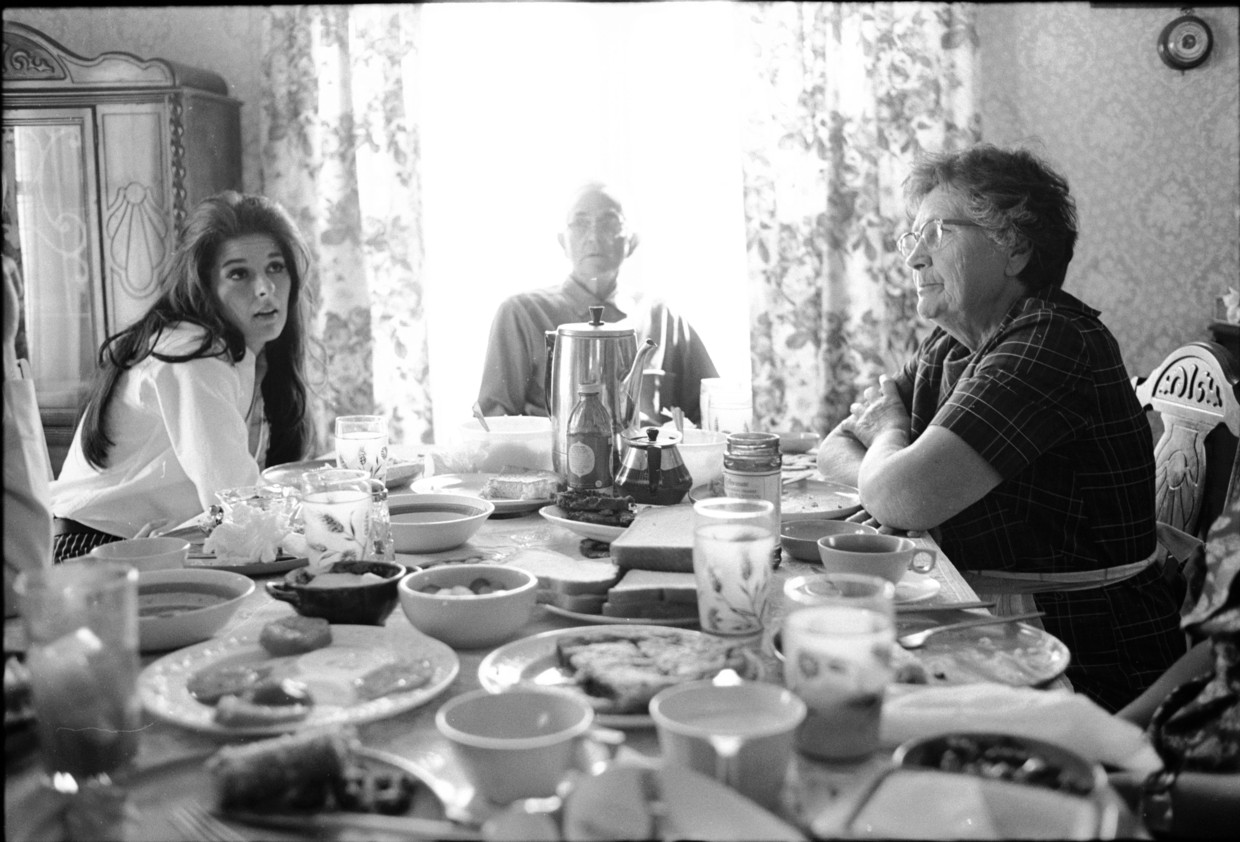 Gentry aan tafel bij haar grootouders, Chickasaw Country, Mississippi, 1967. Beeld Getty