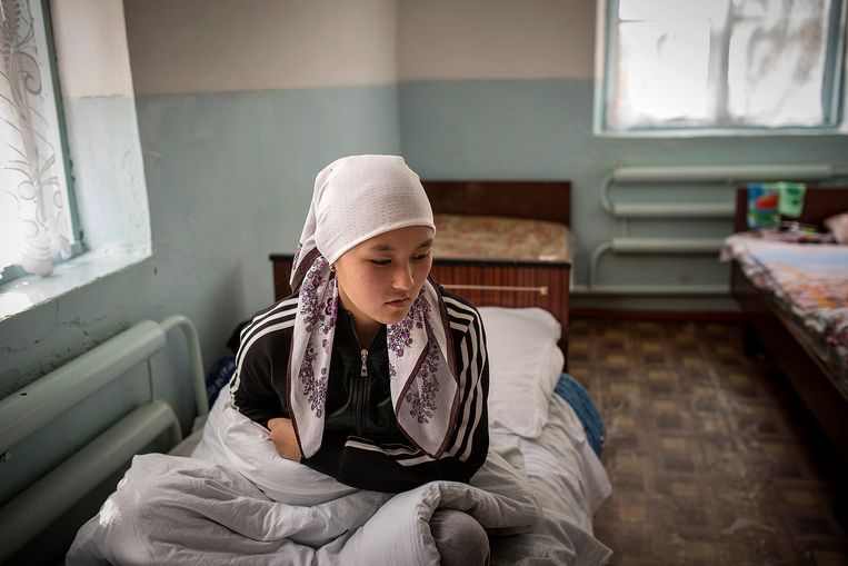Op dit beeld uit 2016 ligt een meisje met symptomen van hepatitis in een ziekenhuis in Kirgizië. In het land in Centraal-Azië zorgen vervuild water en waterleidingen voor uitbraken van de ziekte.
 Beeld Getty