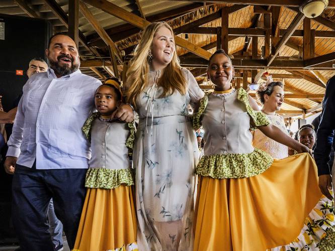 Nederlandse prinses Amalia danst uitbundig met bewoners van Bonaire na bezoek aan ‘slavenhutjes’