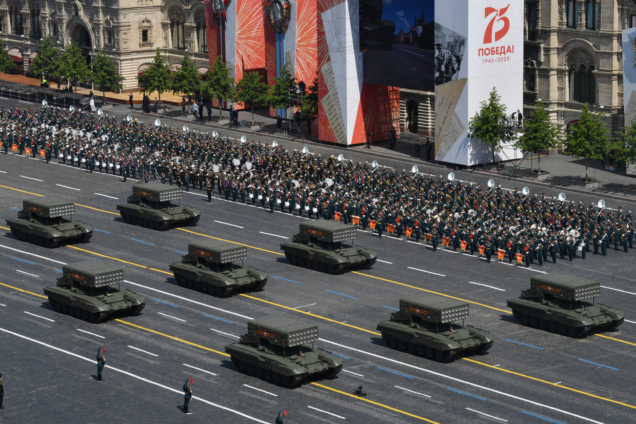 Russische TOS-1A Solntsepyok raketlanceerders die thermobarische bommen afschieten op een parade in Moskou in 2020.  Beeld EPA