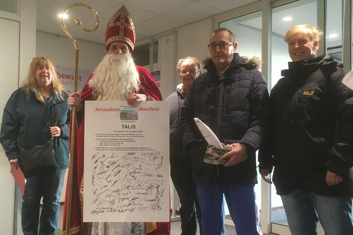 Samen met bewoners van de Jerusalembuurt bezorgt Sinterklaas het manifest over de nieuwbouwplannen bij het kantoor van Talis.
