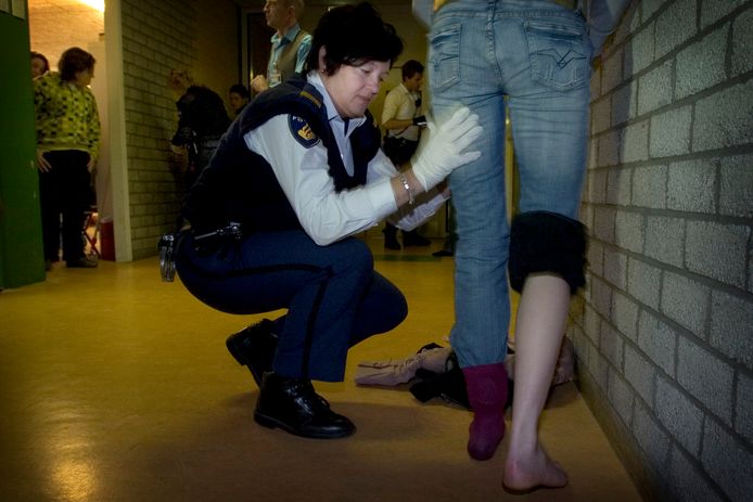 In 2007 hield de politie een grote drugscontrole op het Midden-Brabant College in Tilburg. Daarbij werden ook leerlingen gefouilleerd.