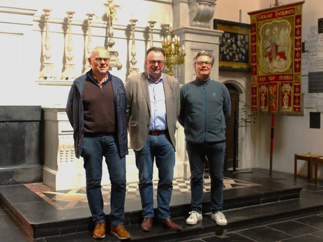 Voorlezer Jean-Marie D’Hondt krijgt assistentie van Wim Vandenhoucke tijdens de Sint-Hermesommegang: 7 rozenhoedjes en 330 weesgegroetjes