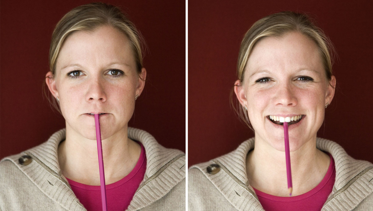 Klassiek, nu door de mand gevallen psychologie-experiment: potlood tussen de tanden maakt vrolijker dan tussen de lippen. Niet dus. Beeld  