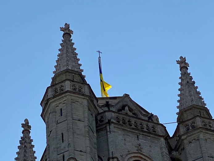 Echt wapperen doet ze niet, want het waait niet, maar ze hangt er wel: de Oekraïense vlag boven de kathedraal