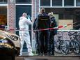 Forensische opsporing in de buurt van de Lange Leidsedwarsstraat in Amsterdam. Bij een schietpartij is misdaadverslaggever Peter R. de Vries zwaargewond geraakt.