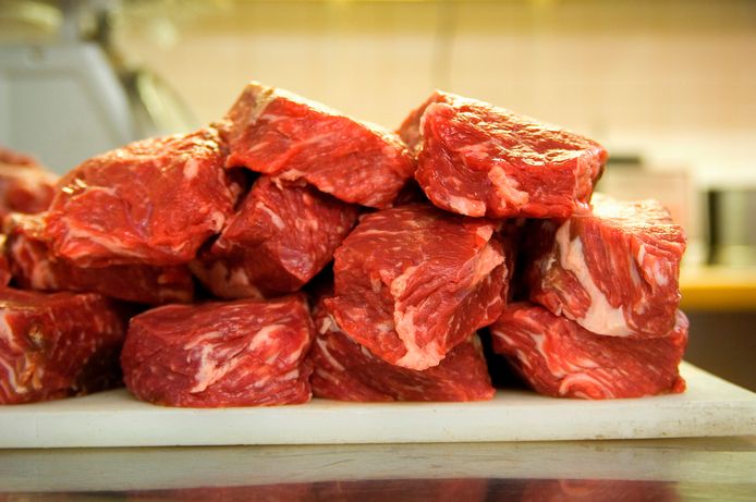 Maar liefst 41.000 kilo geblokkeerd vlees dat goedgekeurd is voor consumptie, zal worden vernietigd omdat het niet voor de vervaldag wordt vrijgegeven. igenaar Veviba wil alles aan de voedselbank schenken, maar minister van Landbouw Denis Ducarme (MR) gaat niet akkoord.