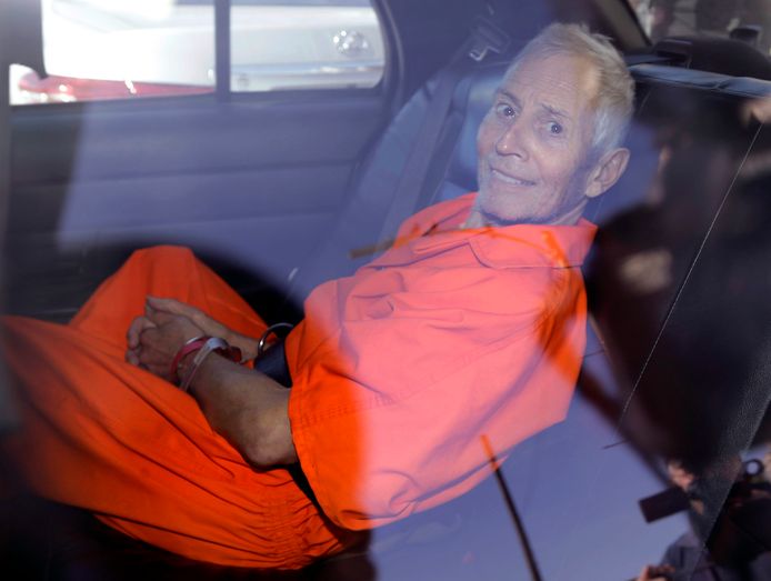 Archiefbeeld uit 2015: Robert Durst op het moment dat hij van de rechtbank naar de gevangenis wordt gebracht.